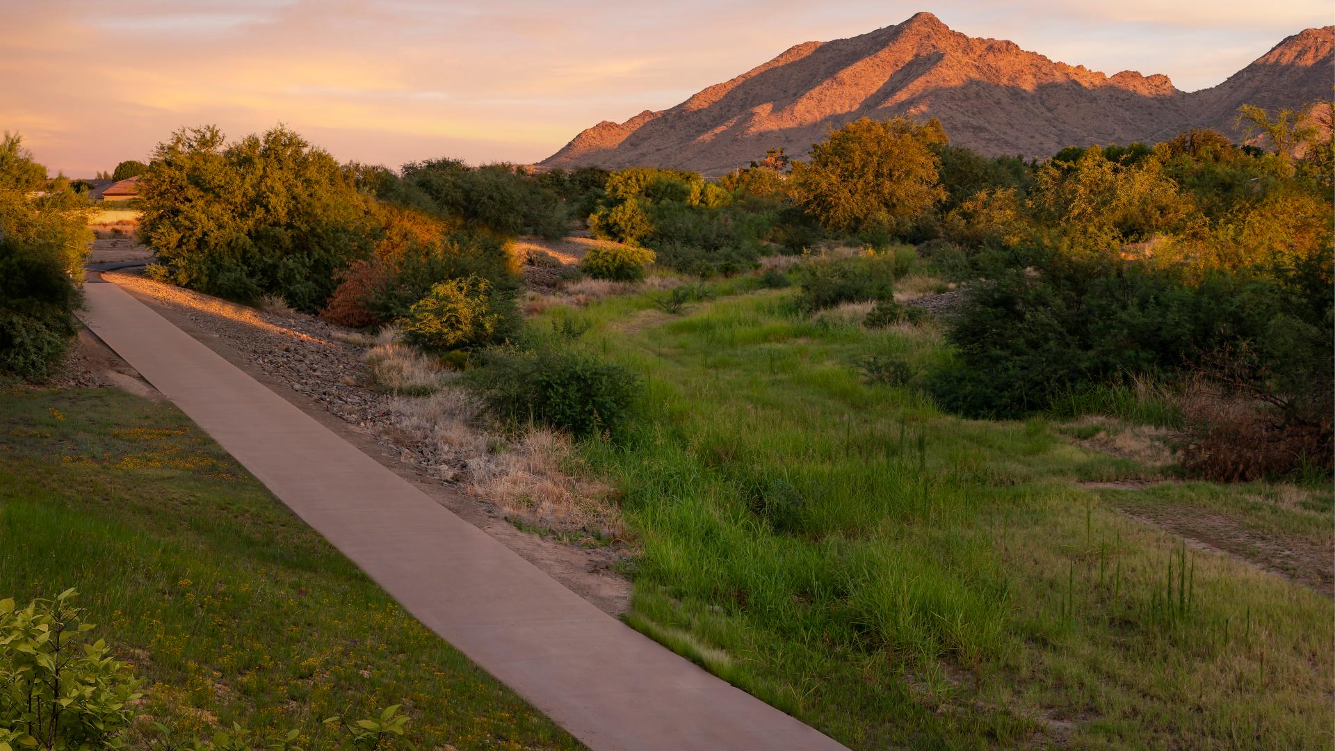 Easy access to the Queen Creek Wash Trail with beautiful mountain views